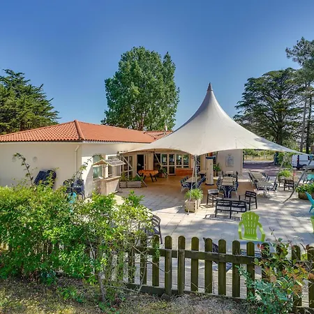 3 Bedroom Awesome In Holiday home